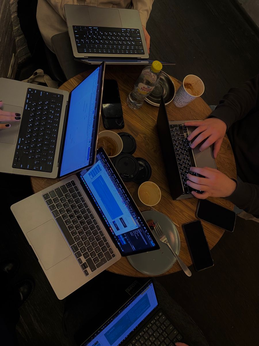Team lacht beim Content-Planen